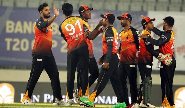 মাশরাফির ক্যারিয়ার সেরা বোলিংয়ে ফাইনালে খুলনা