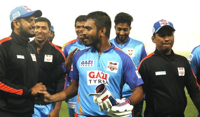 মাশরাফির ফেরার ম্যাচে হারল খুলনা, শীর্ষে চট্টগ্রাম