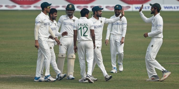 ঢাকা টেস্টে বিপদে বাংলাদেশ