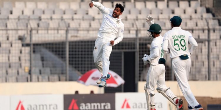 রেকর্ড গড়ে টেস্টে ১০০ উইকেট মিরাজের