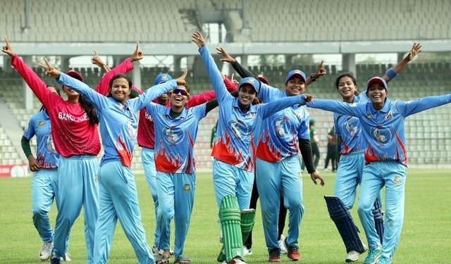 বল হাতে মুমতার ম্যাজিক, ফাইনালে সালমার দল