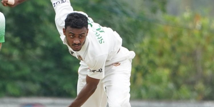 শরিফুলের টেস্ট অভিষেক, বোলিংয়ে বাংলাদেশ