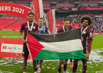 ট্রফি নিয়ে ‘বাংলাদেশের’ হামজার ফিলিস্তিনের প্রতি সংহতি 