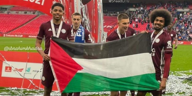 ট্রফি নিয়ে ‘বাংলাদেশের’ হামজার ফিলিস্তিনের প্রতি সংহতি 