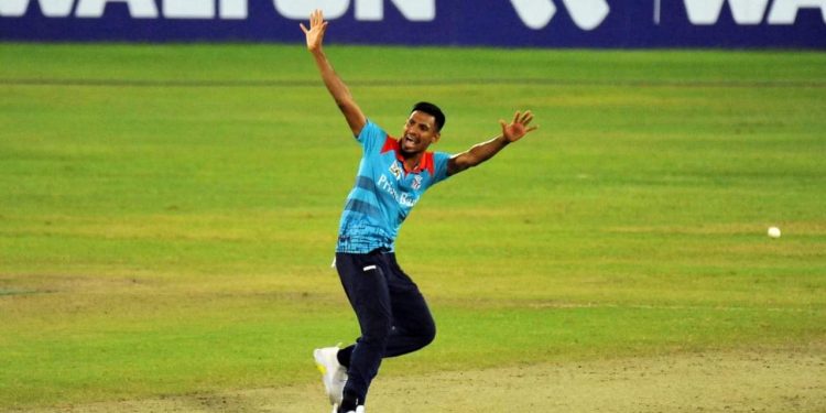ব্যাট-বলে এগিয়ে যারা