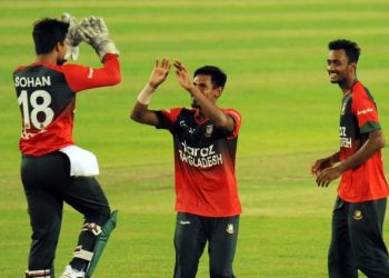 মুস্তাফিজের কাছে কাটার শিখছেন শরিফুল