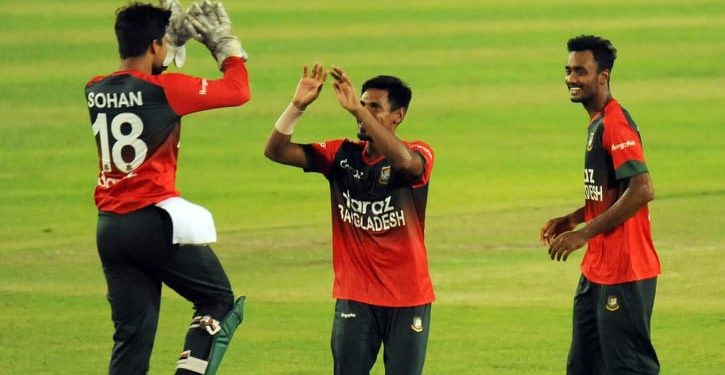 মুস্তাফিজের কাছে কাটার শিখছেন শরিফুল