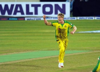 অভিষেকে হ্যাটট্রিক এলিসের