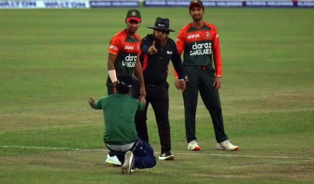 সুরক্ষা বলয় ভেঙে মাঠে ঢুকে পড়লেন দর্শক