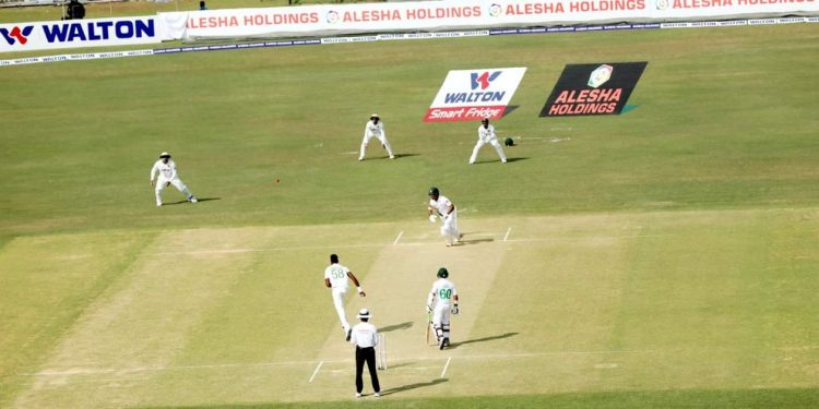 পাকিস্তানের দারুণ দিনে চাপে মুমিনুলরা