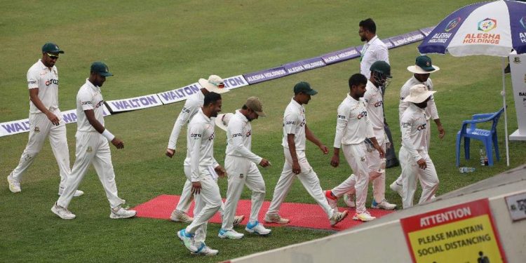 ঢাকা টেস্টে আলোকস্বল্পতায় হতাশার একদিন