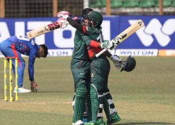 লিটনের শতরানে তিনশ ছাড়িয়ে বাংলাদেশ