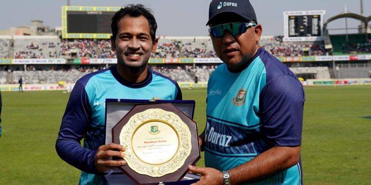 মাঠে নেমেই মুশফিকের সেঞ্চুরি