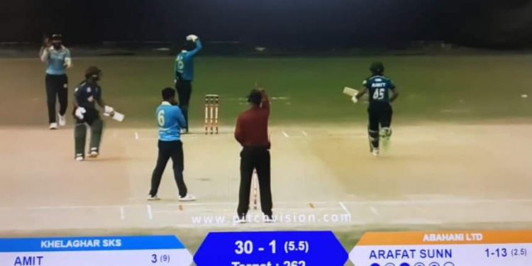 বিতর্কিত আম্পায়ারিং: মুকুলকে নোটিস