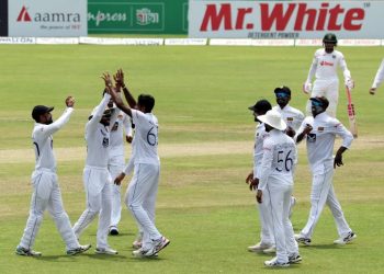 মুমিনুলদের জবাব দিচ্ছে শ্রীলঙ্কা