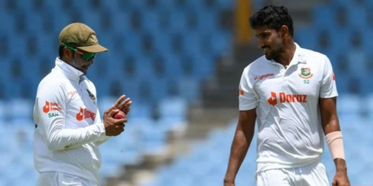 ব্যাটসম্যানদের পর হতাশ করলেন বোলাররা