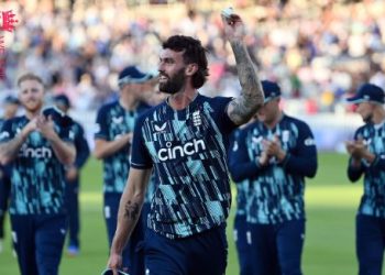 টপলির রেকর্ড গড়া বোলিংয়ে ভারতকে উড়িয়ে সমতায় ফিরল ইংল্যান্ড