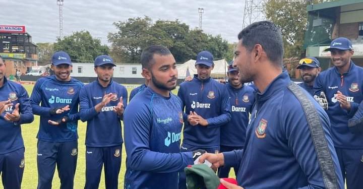 অভিষেকের হাসি বিশ্বকাপ জয়ীর মুখে