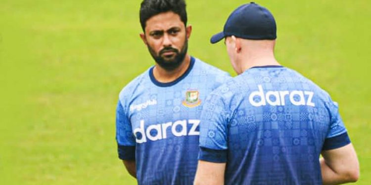 হাসি দিয়ে উড়িয়ে দিলেন অভিযোগ