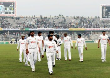 জমে উঠলো ঢাকা টেস্ট