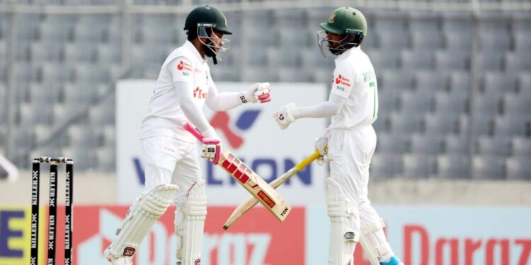 মুমিনুলের ১৬ রানের আক্ষেপ, হতাশার দিন বাংলাদেশের