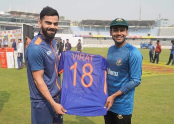 সেই মিরাজকে জার্সি উপহার দিলেন কোহলি