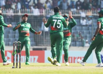 সাকিবের পাঁচে দিশেহারা ভারত