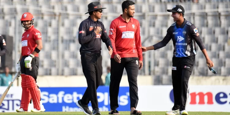 সাকিব ঢুকে গেলেন মাঠে, ছড়ালো উত্তেজনা