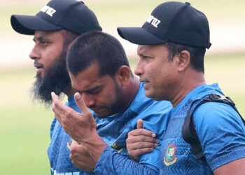 ফুটবল খেলতে গিয়ে মিরাজের চোট