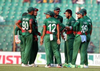 সাকিব ম্যাজিকে ইংল্যান্ডকে উড়িয়ে দিল বাংলাদেশ