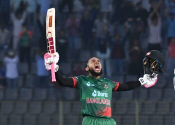 মুশফিকের রেকর্ড গড়া সেঞ্চুরিতে রেকর্ড বাংলাদেশেরও