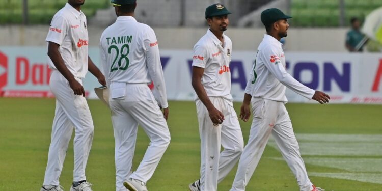 টাকারের সেঞ্চুরিতে চাপে বাংলাদেশ