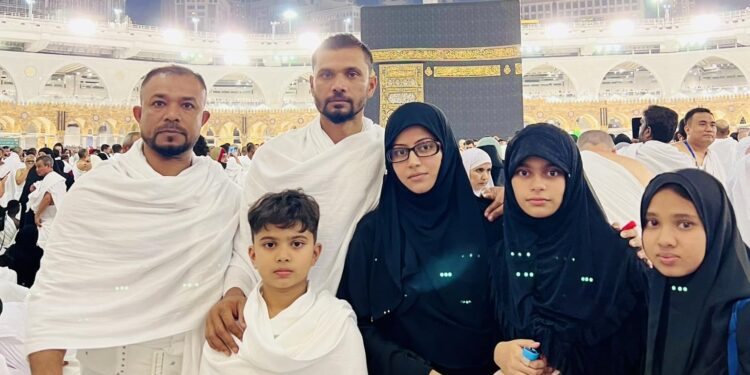 সপরিবারে ওমরাহ করতে গেলেন মাশরাফি