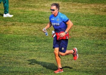 বাগদত্তার পাশে থাকতে ছাড়ছেন বাংলাদেশ