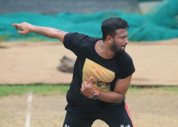 বল হাতে ফিরলেন সাকিব