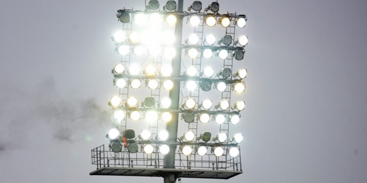 হোম অব ক্রিকেটের ফ্লাড লাইটে আগুন