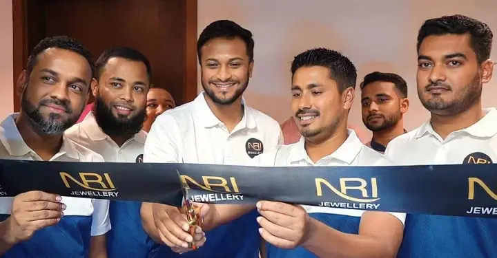 দুবাইয়ে স্বর্ণের দোকান উদ্বোধনে সাকিব-আশরাফুল