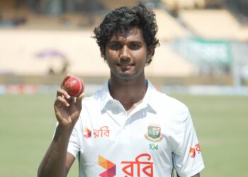 হাসানের ৫ উইকেটের দিনে ব্যর্থ ব্যাটসম্যানরা