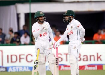 বৃষ্টির দিনে মুমিনুলের লড়াই