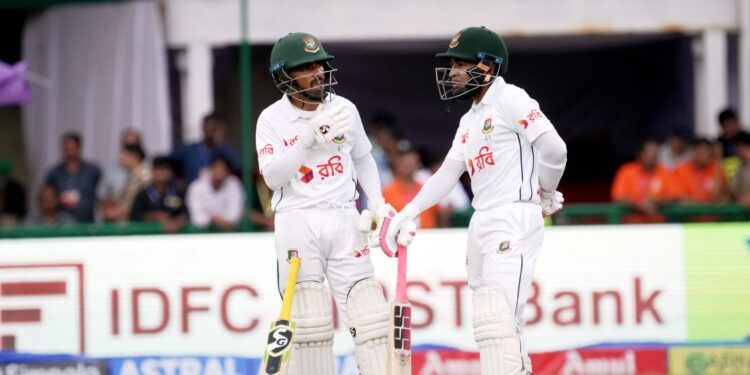 বৃষ্টির দিনে মুমিনুলের লড়াই