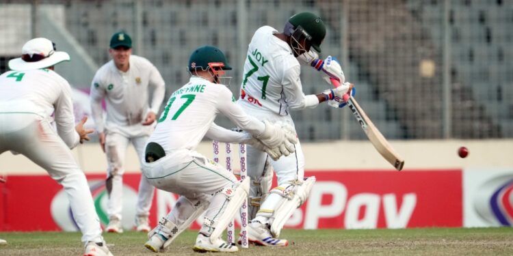 ঢাকা টেস্ট বাঁচাতে কঠিন পরীক্ষায় বাংলাদেশ