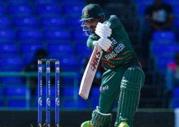 ৩২১ নিয়েও পারল না, ধবল ধোলাই বাংলাদেশ