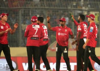 ঢাকার স্বপ্ন ভেঙে রেকর্ড গড়ে জিতল বরিশাল