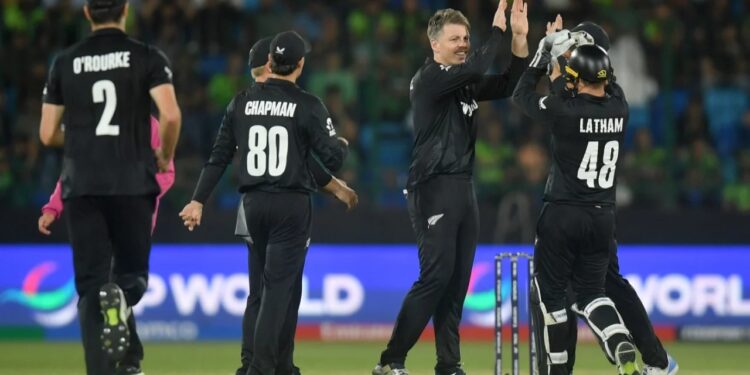 পাকিস্তানকে উড়িয়ে চ্যাম্পিয়ন্স ট্রফি শুরু নিউজিল্যান্ডের