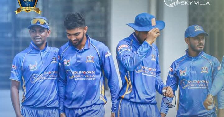 বল হাতে লিজেন্ডস অব রূপগঞ্জের দাপট