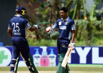 তারকাদের ব্যর্থতায় মোহামেডান-আবাহনী হার, শামীমের ব্যাটে চমক