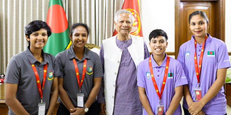 প্রথমবারের মতো রাষ্ট্রীয় সফরে সঙ্গী চার নারী ক্রীড়াবিদ, প্রধান উপদেষ্টার সঙ্গে যাচ্ছেন কাতারে