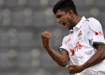 নাহিদের গতিতে ফেরার লড়াইয়ে বাংলাদেশ