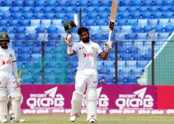 সাদমানের সেঞ্চুরিতে লিড, তবে দিন শেষে চাপে বাংলাদেশ