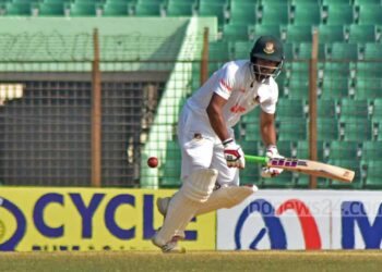 শুরুর ধাক্কা সামলে পথ দেখাচ্ছেন শান্ত-মুমিনুল